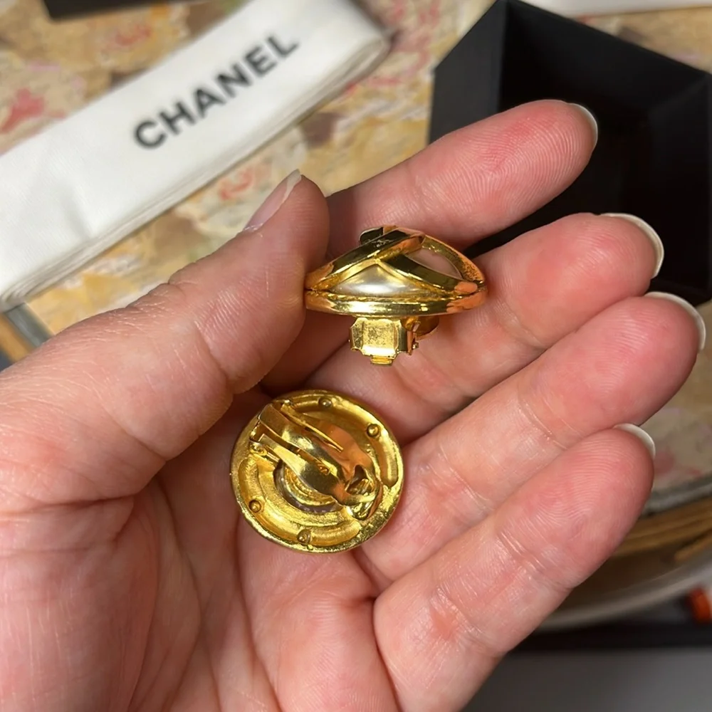 CHANEL Gold Iconic Interlocking CC Earrings 🔥 SALE TODAY ONLY - Picture 5 of 6